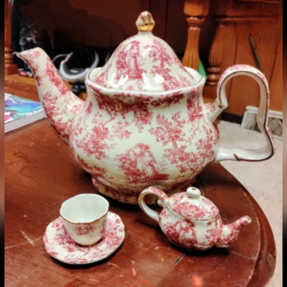 Elegant Red and White Teapot Set